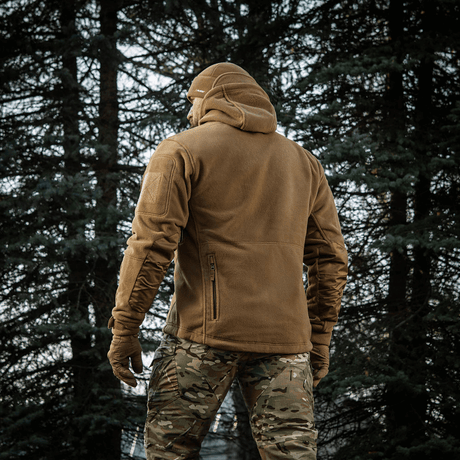Mand iført M-Tac Division Gen.II Windblock Fleecejakke i skov, maksimal varme og vindbeskyttelse, 100% polyester