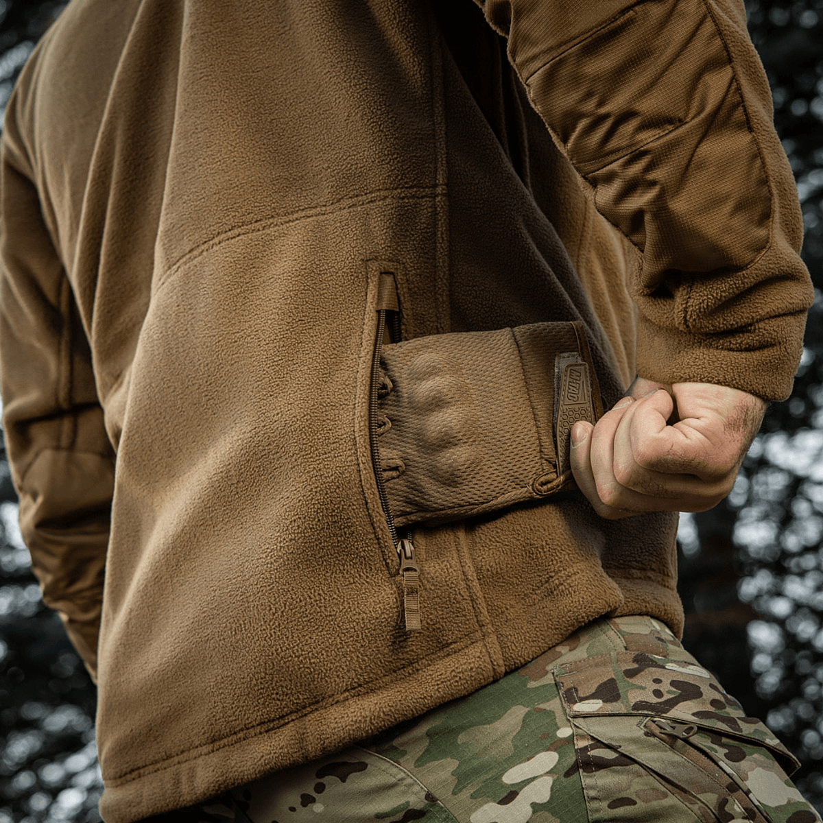 Taktisk detaljeret M-Tac Division Gen.II Windblock Fleecejakke i brug, fremhæver funktioner og holdbarhed.