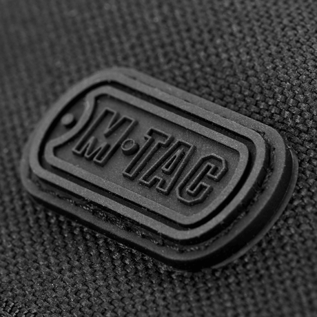 Nærbilde av M-Tac-logo på M-Tac Pung Elite, laget av slitesterkt Cordura-nylon, designet i militærstil.