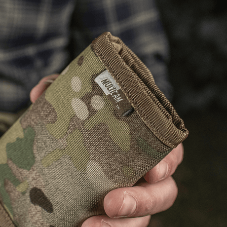 M-Tac Pung Elite Gen.II i camo-design, holdt i hånden, laget av slitesterkt Cordura 500D med YKK-lynlås.