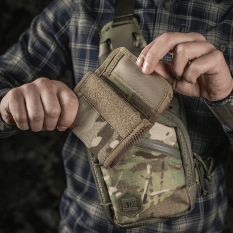 Person holder M-Tac Pung Elite Gen.II i Cordura 500D med M-Tac-logo og YKK-lynlåser. Ideell for kort, sedler og mynter.