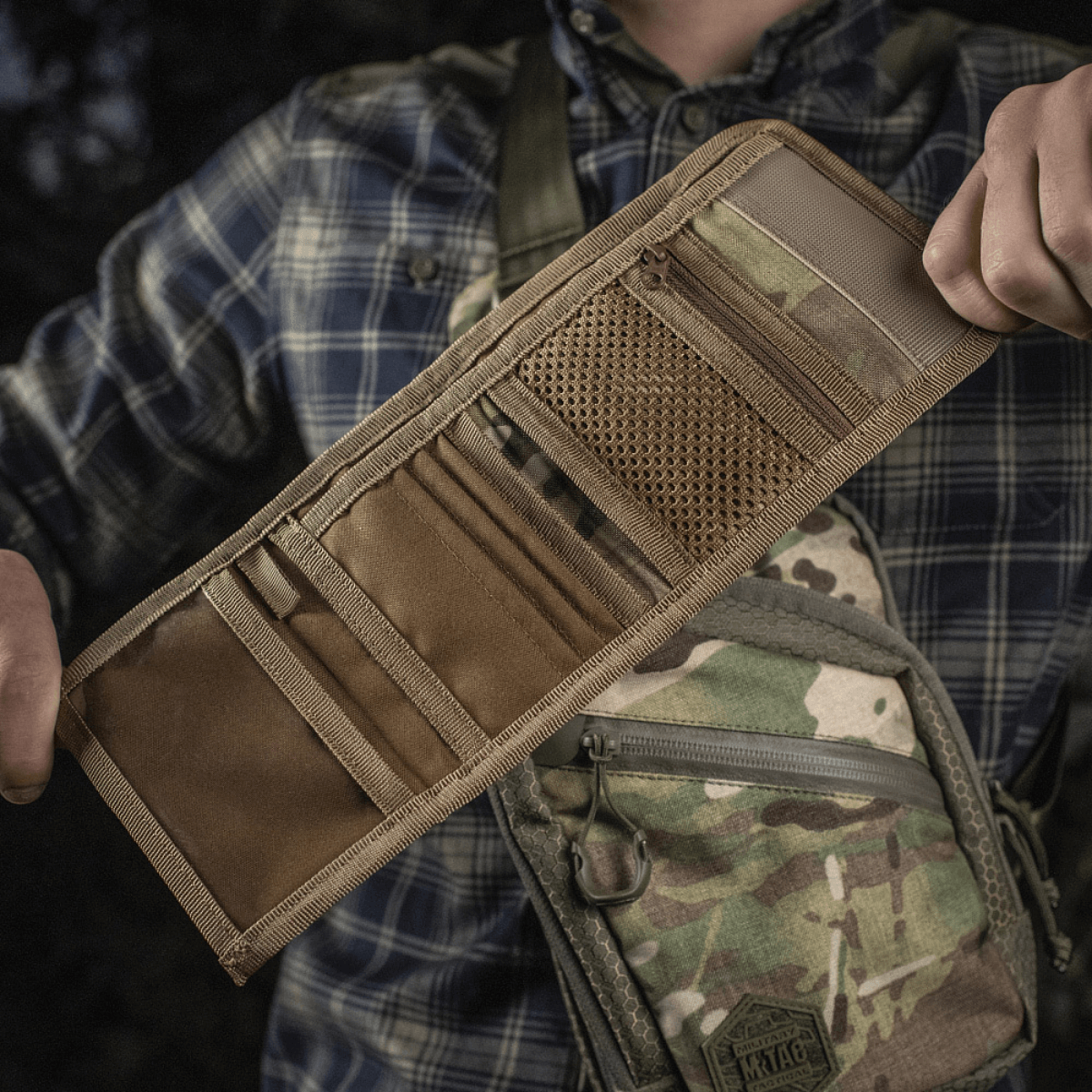 M-Tac Pung Elite Gen.II i Cordura 500D materiale, holdt åben for at vise rum og sektioner, ideel til kontanter, kort og visitkort.