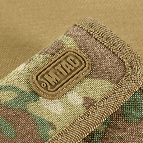 Nærbilde av M-Tac Pung Elite Gen.II med kamuflasjemønster og logo, laget av slitesterkt Cordura 500D.