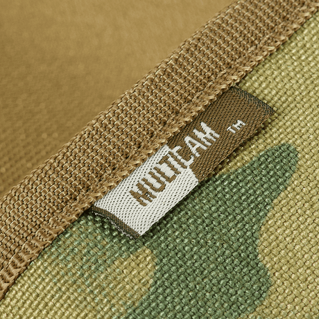 Detalj av M-Tac Pung Elite Gen.II i camo-design med påsydd M-Tac-logo. Materiale: slitesterkt Cordura 500D.