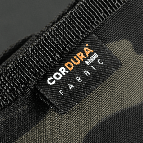 Nærbilde av M-Tac Pung Elite Gen.II laget av slitesterkt Cordura 500D-stoff med Cordura-merke på stoffet.