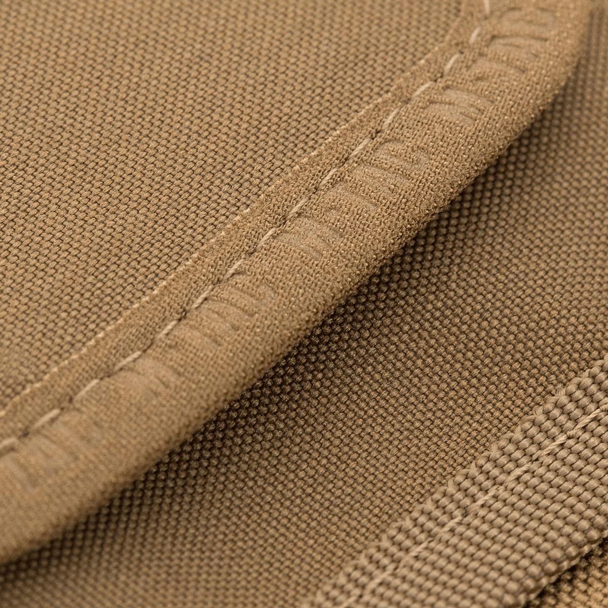 Detalje af M-Tac Pung med Patch Panel Elite Large i 1000D CORDURA® med syning, praktisk design til opbevaring og identifikation.