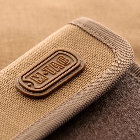 M-Tac Pung med Patch Panel Elite i slitesterkt 1000D CORDURA®-materiale, detalj av M-Tac-logoen på pungen i militærstil.
