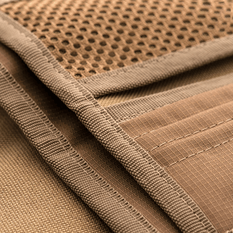 Nærbilde av 1000D CORDURA®-materiale på M-Tac Pung med Patch Panel Elite som fremhever det slitesterke militærdesignet.