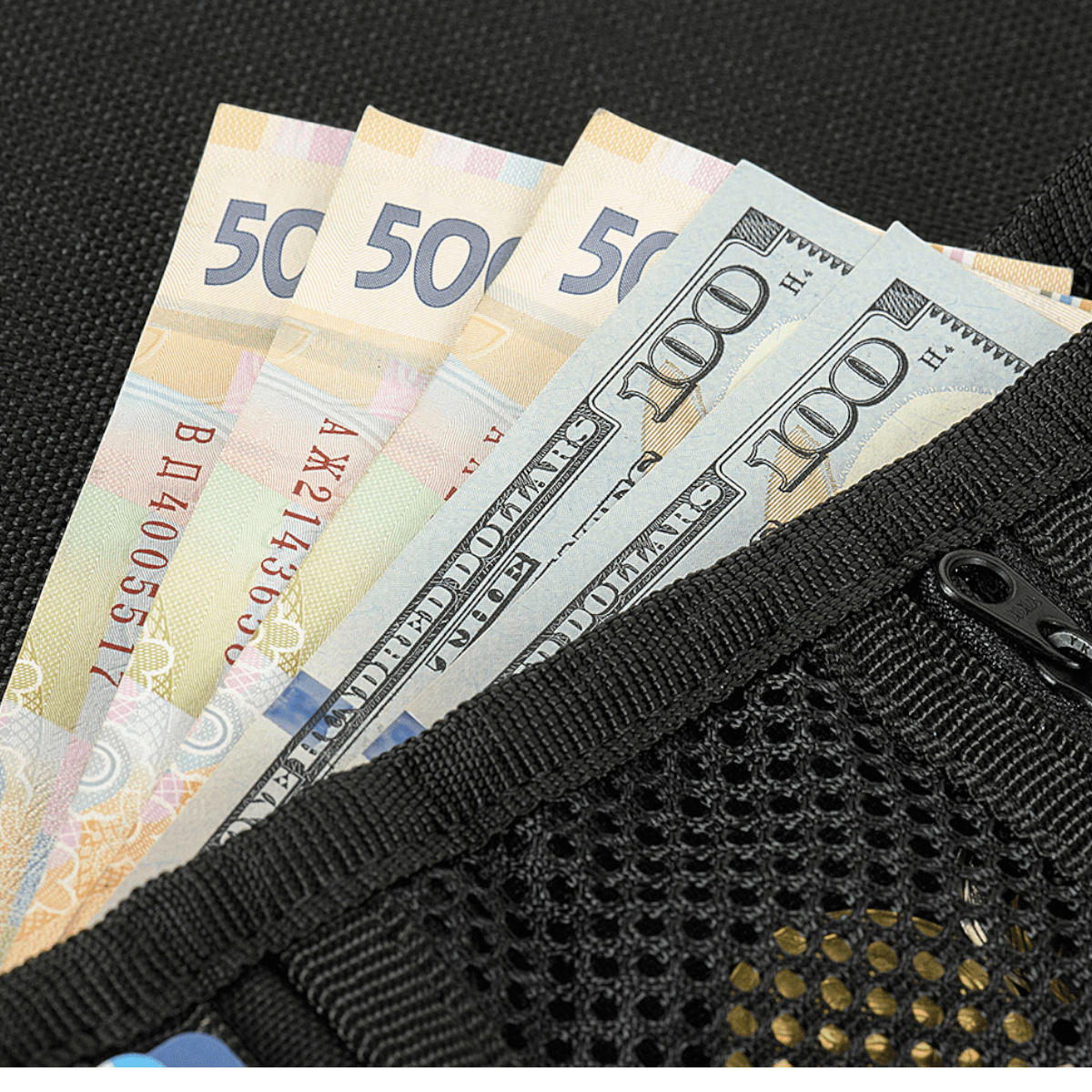 M-Tac Pung med Patch Panel Elite Gen. II viser sedler i lomme, fremhæver dens rummelighed og sikkerhed med lynlås og holdbart materiale.