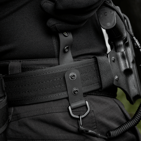 M-Tac Sæt af 2 – Duty Belt Keepers som fastgør politibælte til buksebælte med robuste D-ringe, ideel til taktisk brug.