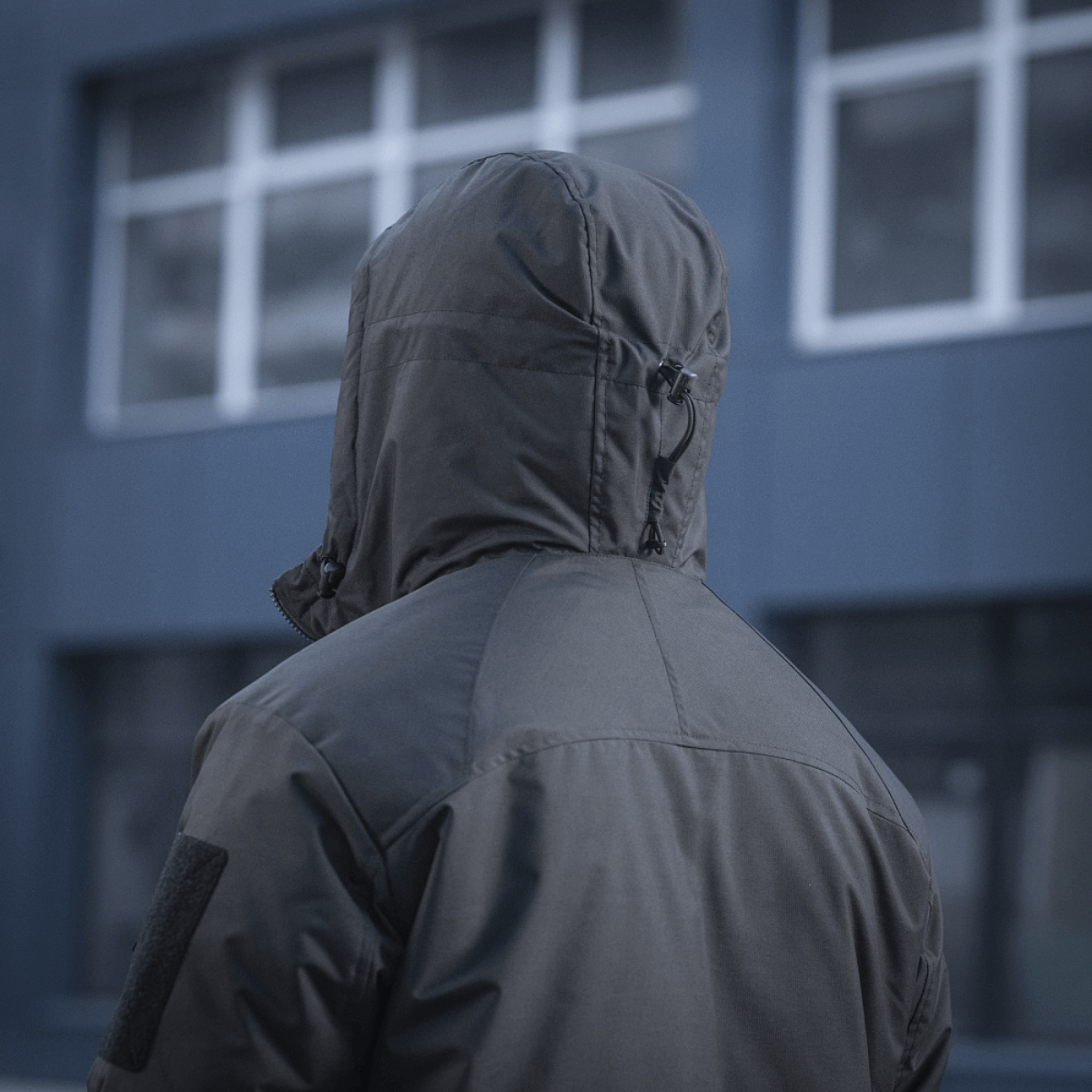 M-Tac Alpha Gen.III Pro Vinterjakke med justerbar hætte, set bagfra, fremhæver holdbarhed og stilfuldt design