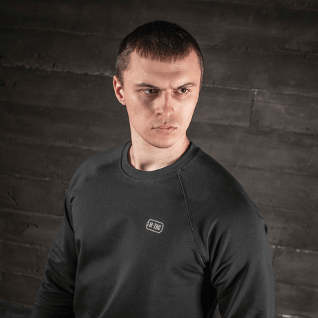 M-Tac Raglan Athlete-sweatshirt med rund hals, raglanermer og logo, sett forfra i svart.