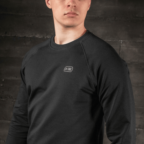 M-Tac Raglan Athlete-sweatshirt, svart, minimalistisk design, raglanermer, komfortabel passform, ideell for sport og hverdag.