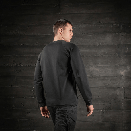 M-Tac Raglan Athlete sweatshirt bakfra med minimalistisk design og raglanermer i svart, sett på modell.