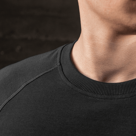 M-Tac Raglan Athlete svart sweatshirt med rund hals og raglanermer, ideell for bevegelsesfrihet og daglig bruk.