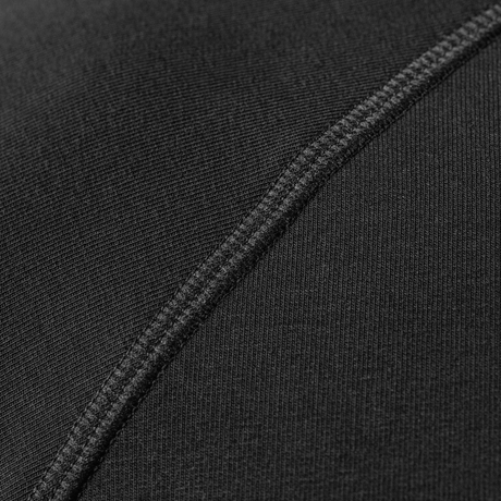 Nærbilde av svart M-Tac Raglan Athlete-sweatshirt med raglanerme for bevegelsesfrihet, laget av 95% bomull og 5% elastan.
