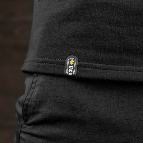 M-Tac Raglan Athlete-sweatshirt i svart, viser minimalistisk design og logodetalj.