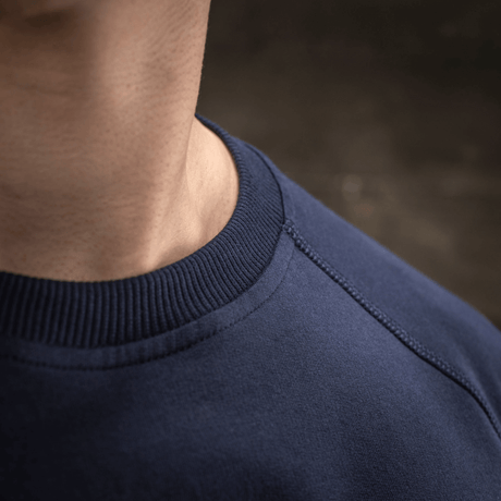 Nærbilde av M-Tac Raglan Athlete i navyblå med rund hals og raglanermer, som gir bevegelsesfrihet og komfort, ideell for daglig bruk.