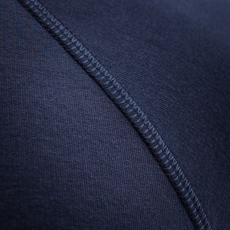Detalj av M-Tac Raglan Athlete med raglanerme og søm i fokus, laget av bomull og elastan, til sport og hverdag.