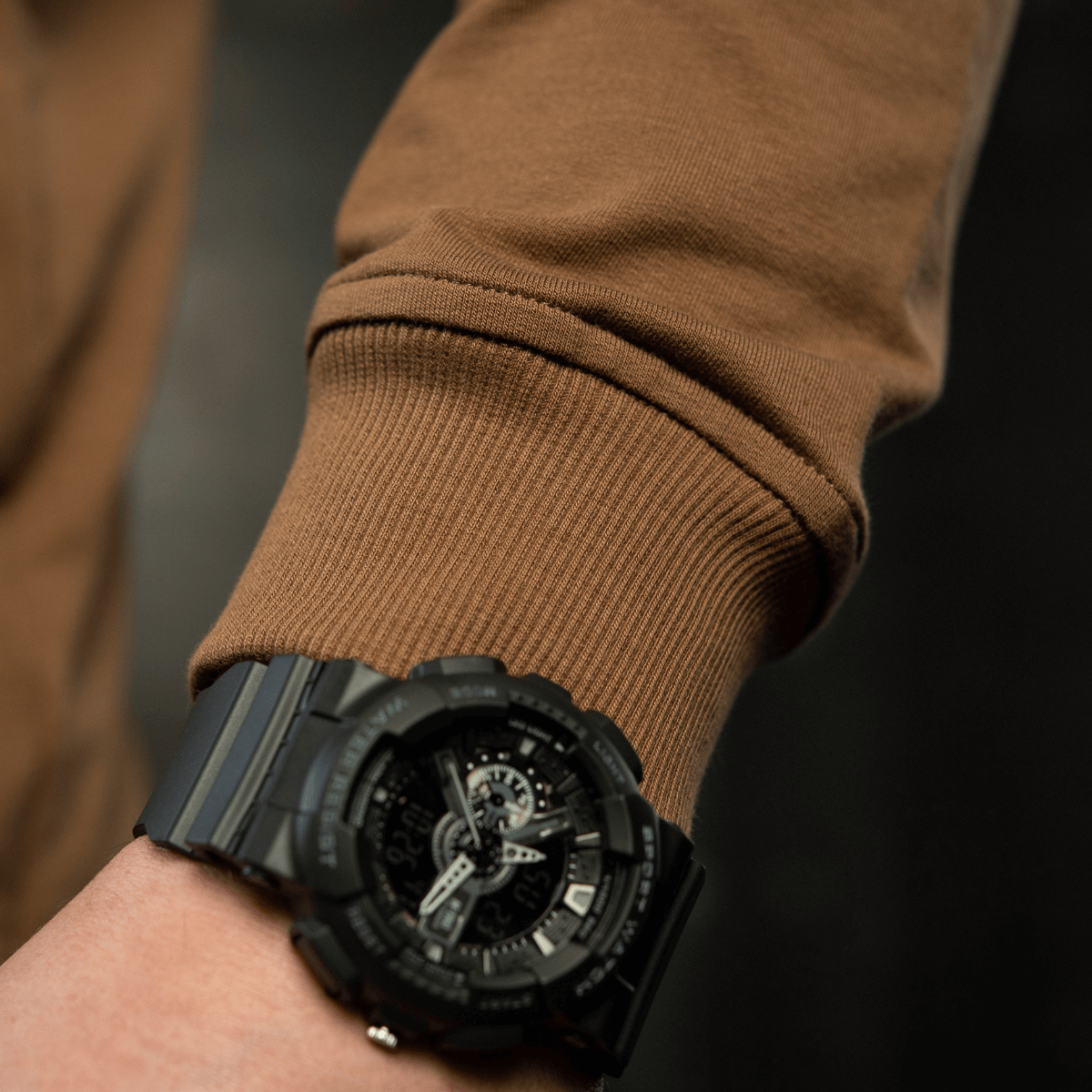 M-Tac Raglan Athlete brun ærmedetalje med sort ur. Perfekt til daglig brug med komfort og stil for sportsaktiviteter og hverdag.