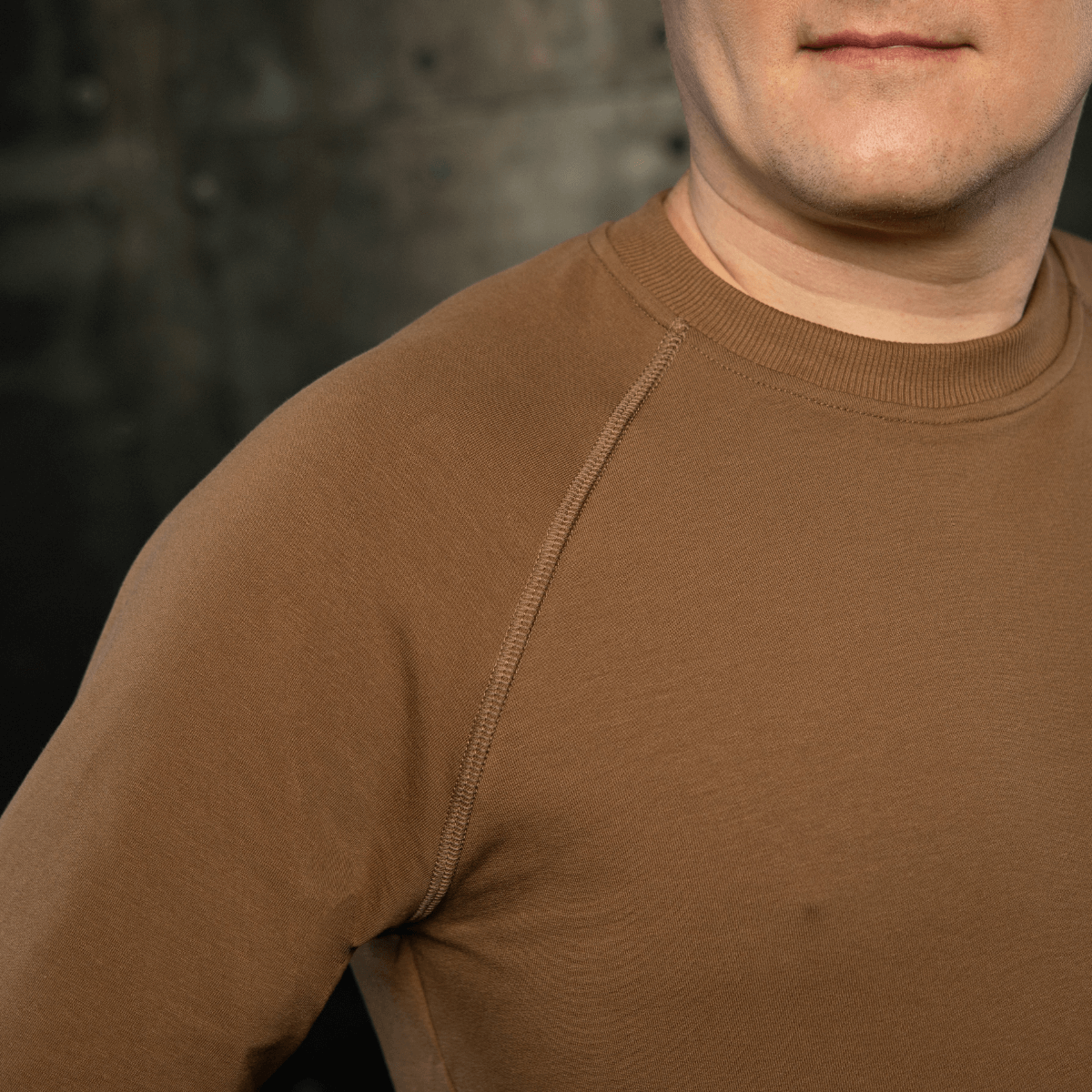 M-Tac Raglan Athlete sweatshirt i coyote med rund hals og raglanærmer, optimal bevægelsesfrihed, perfekt til sport og hverdag.