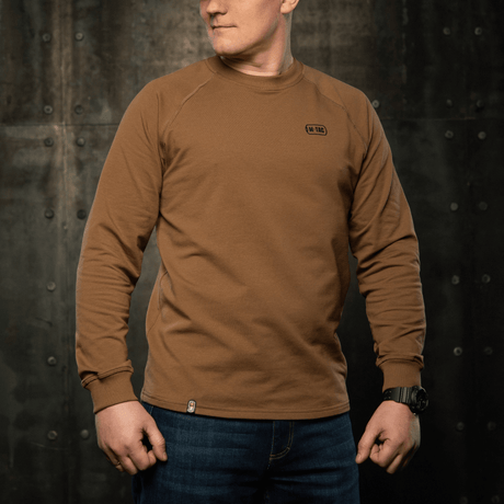 M-Tac Raglan Athlete-sweatshirt i coyote med raglanermer, ideell for daglig bruk og sport, brukt av en person, gir bevegelsesfrihet.