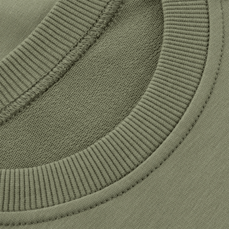 Nærbilde av M-Tac Raglan Athlete-sweatshirt i olivengrønn med ribbet hals, laget av 95% bomull og 5% elastan.