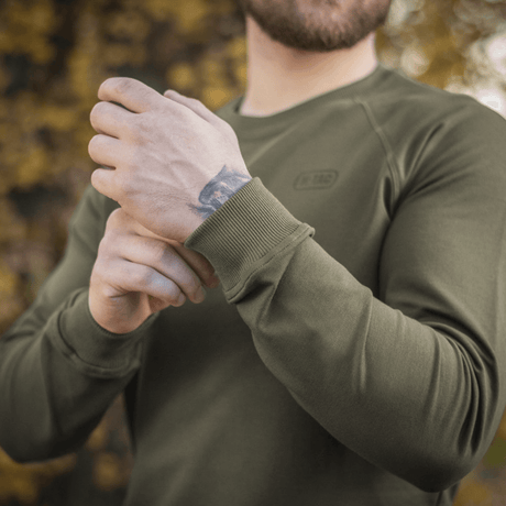 M-Tac Raglan Athlete i olivengrønn med raglanerm, allsidig sweatshirt for hverdag og sport, minimalistisk design, 95% bomull, 5% elastan.