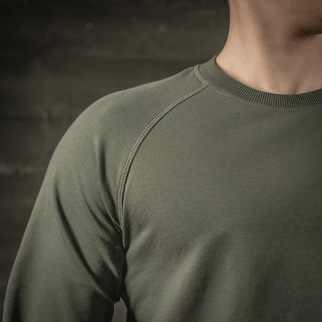 M-Tac Raglan Athlete i olivenfarge, minimalistisk sweatshirt med raglanerm, perfekt for sport og daglig bruk året rundt.