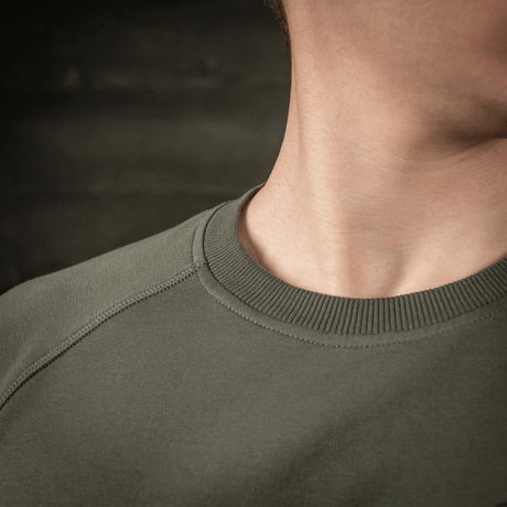 M-Tac Raglan Athlete sweatshirt i oliven, detaljefoto av rund hals og raglanerm, laget av 95% bomull og 5% elastan.