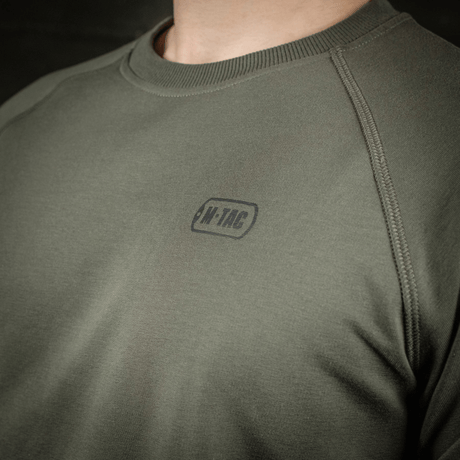 M-Tac Raglan Athlete sweatshirt i oliven med raglanerm for bevegelsesfrihet, ideell for sport og hverdag, 95% bomull, 5% elastan.