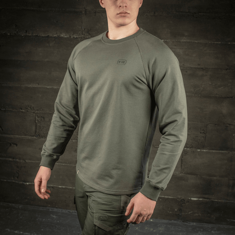 M-Tac Raglan Athlete i olivenfarge med raglanerm og rund hals, perfekt for sport og hverdag, båret av modell.