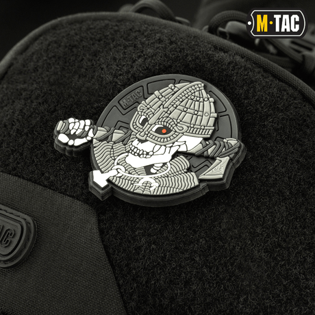 Nærbilde av M-Tac Buckler Taske Elite med taktisk patchsystem og svart design for sikker oppbevaring av utstyr.