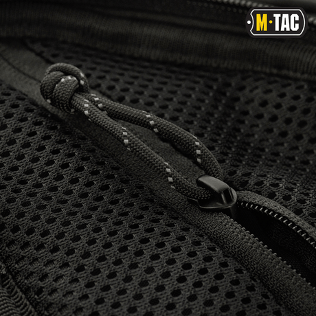 Nærbilde av glidelås og struktur på M-Tac Buckler Taske Elite i svart Cordura 500D, viser detaljert design.