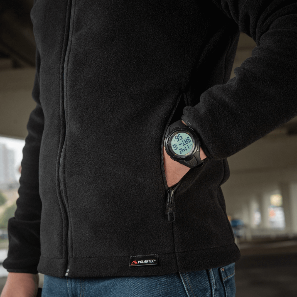 M-Tac Nord Polartec Fleecejakke i sort viser ur, fremstillet med Polartec 200 fleece for varme og funktionalitet til hverdag og sport.