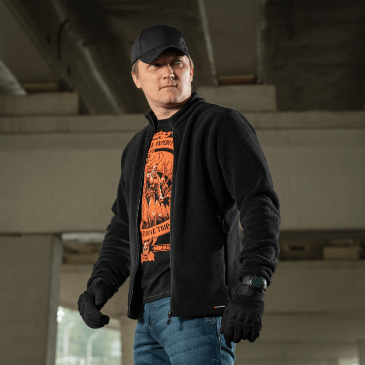 Mand iført M-Tac Nord Polartec Fleecejakke i sort, designet til stilfuld varmeisolering til hverdag og sport.