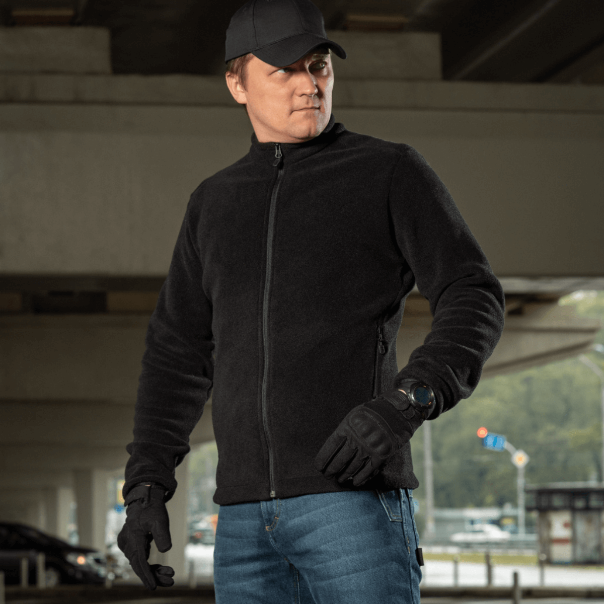 Mand bærer M-Tac Nord Polartec Fleecejakke under en bro, ideel til både hverdag og sport, med fremragende varmeegenskaber.