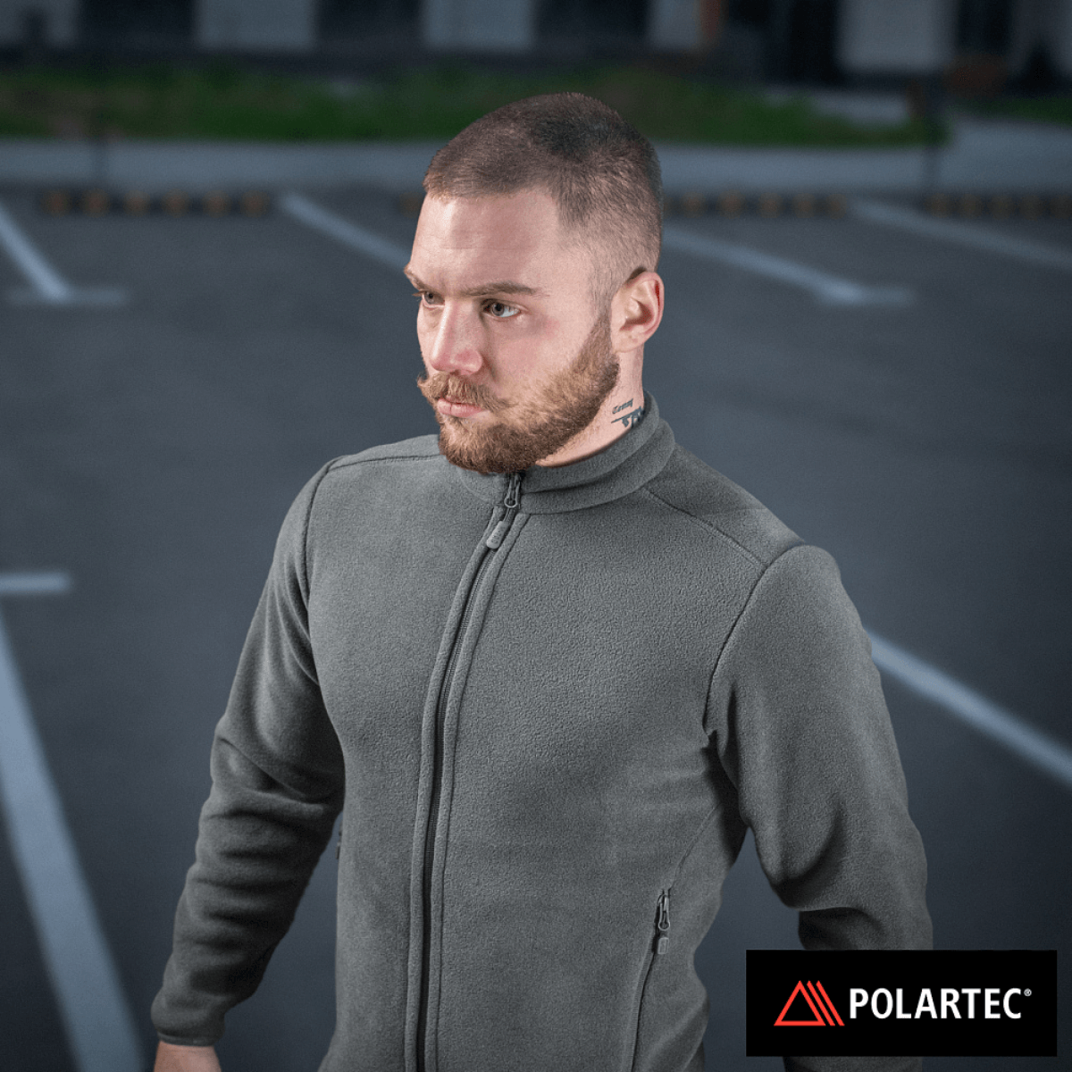 Mand iført M-Tac Nord Polartec Fleecejakke, lavet af premium Polartec 200 Series fleece, der viser funktionalitet og varmeisolering.