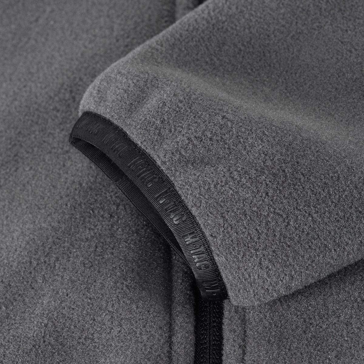 Detalje af M-Tac Nord Polartec Fleecejakke lavet af Polartec® 200 Series fleece, viser materiale og lynlås