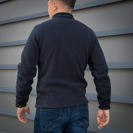 Mand iført M-Tac Nord Polartec Fleecejakke bagfra, fremstillet af Polartec® 200 Series fleece, designet til stil og varmeisolering.