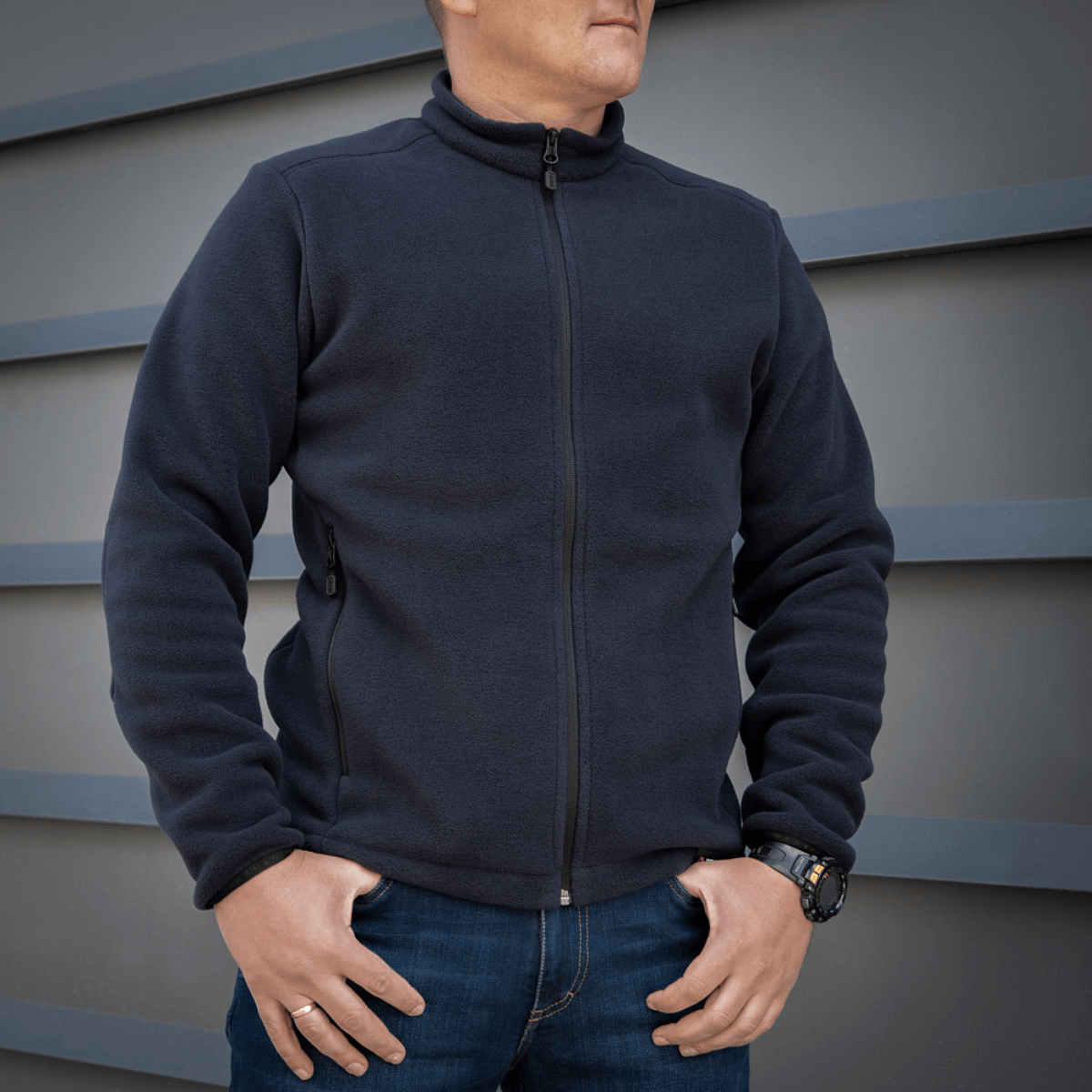 M-Tac Nord Polartec Fleecejakke - herre i sort jakke foran industrielt baggrund