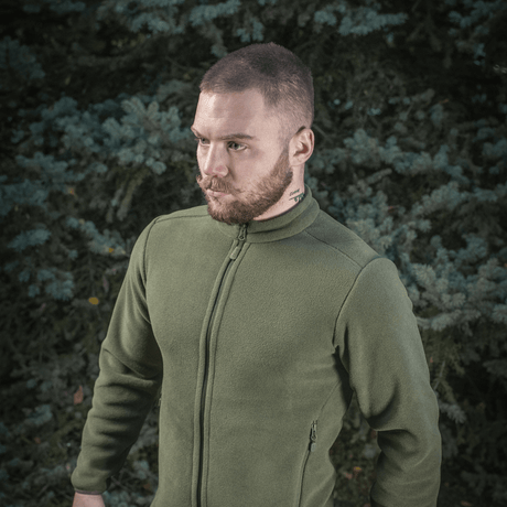 Mand iført M-Tac Nord Polartec Fleecejakke i natur, premium varmt fleece-materiale, stilfuldt og funktionelt til hverdag og sport.
