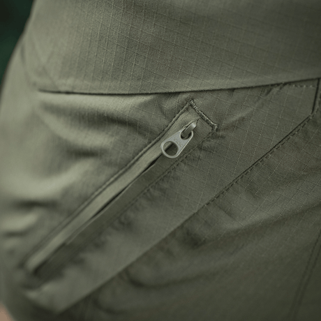 Nærbillede af M-Tac Aggressor Summer Flex Shorts med lynlås på praktisk lomme. Fokusord: M-Tac Aggressor Summer Flex Shorts