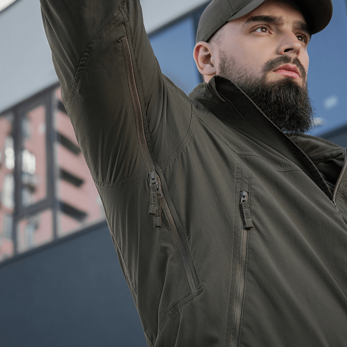 Mand iført M-Tac Flash Jakke, letvægts og alsidig uden velcrofelter, perfekt til aktiv hverdag og vandreture.