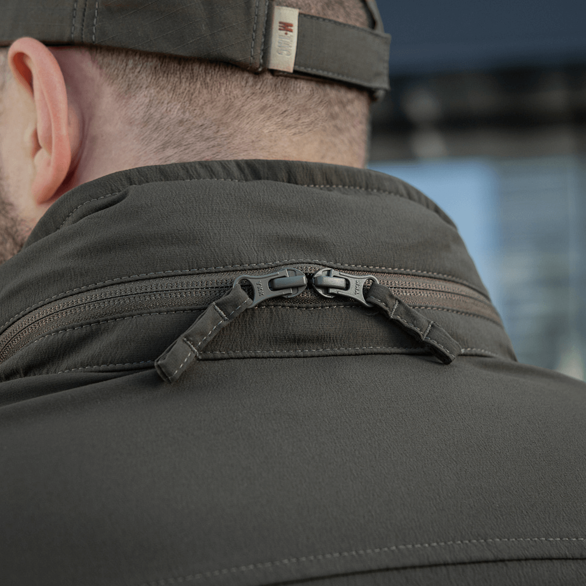 Detalje af kraven på M-Tac Flash Jakke, ideel til vandreture, sport og aktiv hverdag.