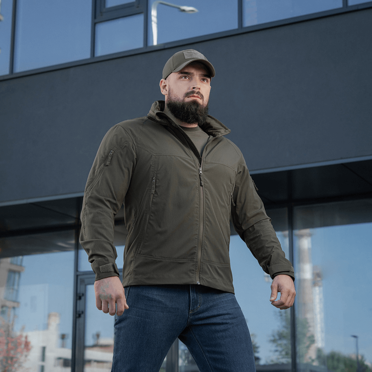 Mand iført M-Tac Flash Jakke, ideel til vandreture, sport og hverdag. Letvægtsdesign gør den perfekt til kombination med andet tøj.