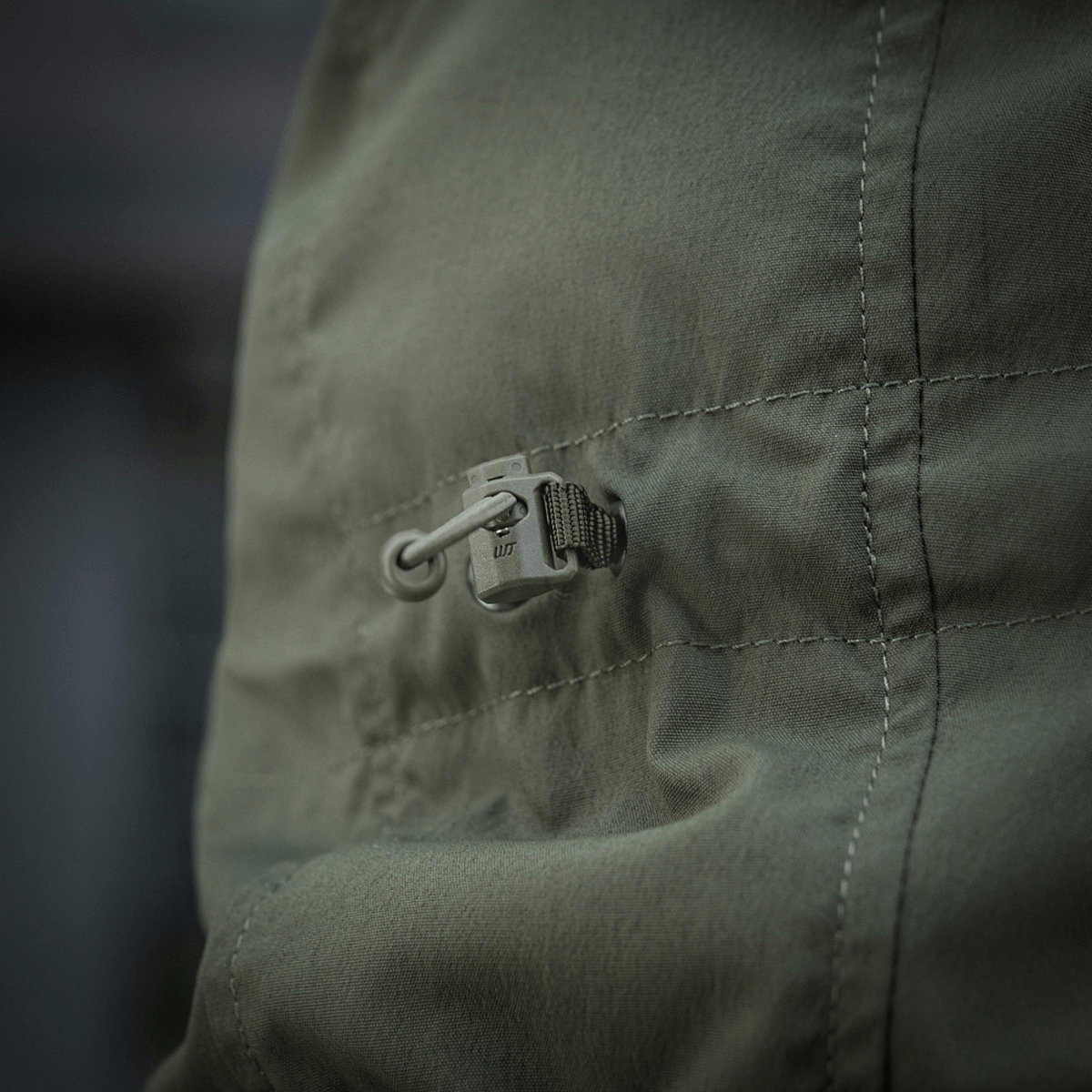 M-Tac Flash Jakke tæt på lynlås detalje, velegnet til vandreture og sport, viser letvægtsmateriale uden velcrofelter