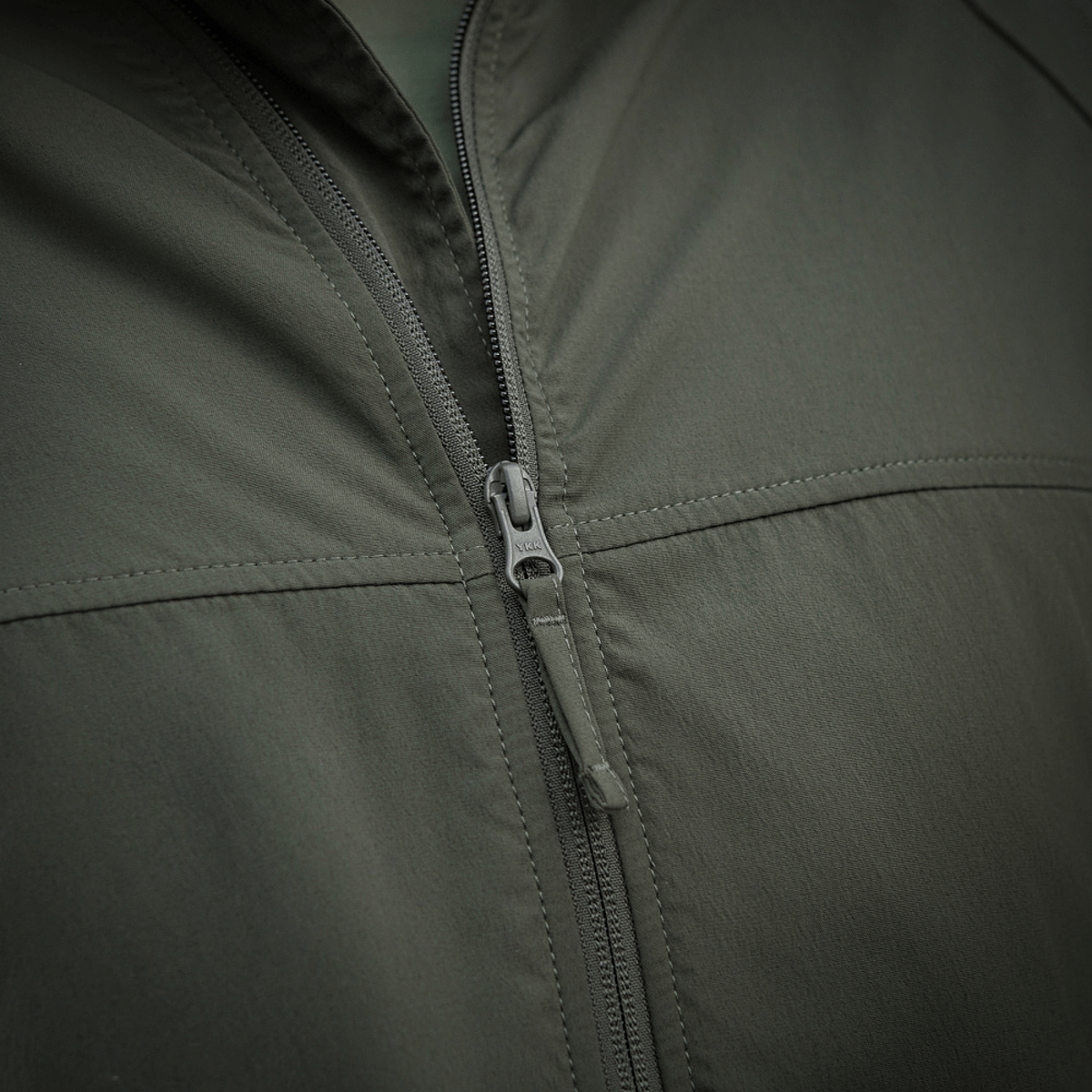 M-Tac Flash Jakke med enkelt design og lynlåsdetaljer, perfekt til vandreture og hverdagsbrug. Letvægts og kompakt jakke.