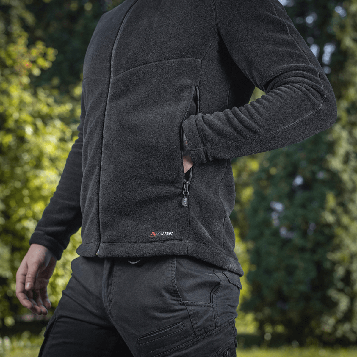 Mand iført M-Tac Sprint Fleece Sweatshirt Polartec, en funktionel hættetrøje af premium Polartec® 200 Series fleece, i udendørs setting.