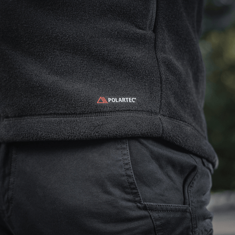 M-Tac Sprint Fleece Sweatshirt Polartec med holdbart Polartec® 200 Series fleece stof vist på model i sort farve til hverdag og aktiv brug.
